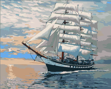 Suurikokoinen valkoinen purjelaiva lipumassa tyynellä merellä auringonlaskun aikaan, taustalla pilvinen taivas – paint by numbers -maalaus.